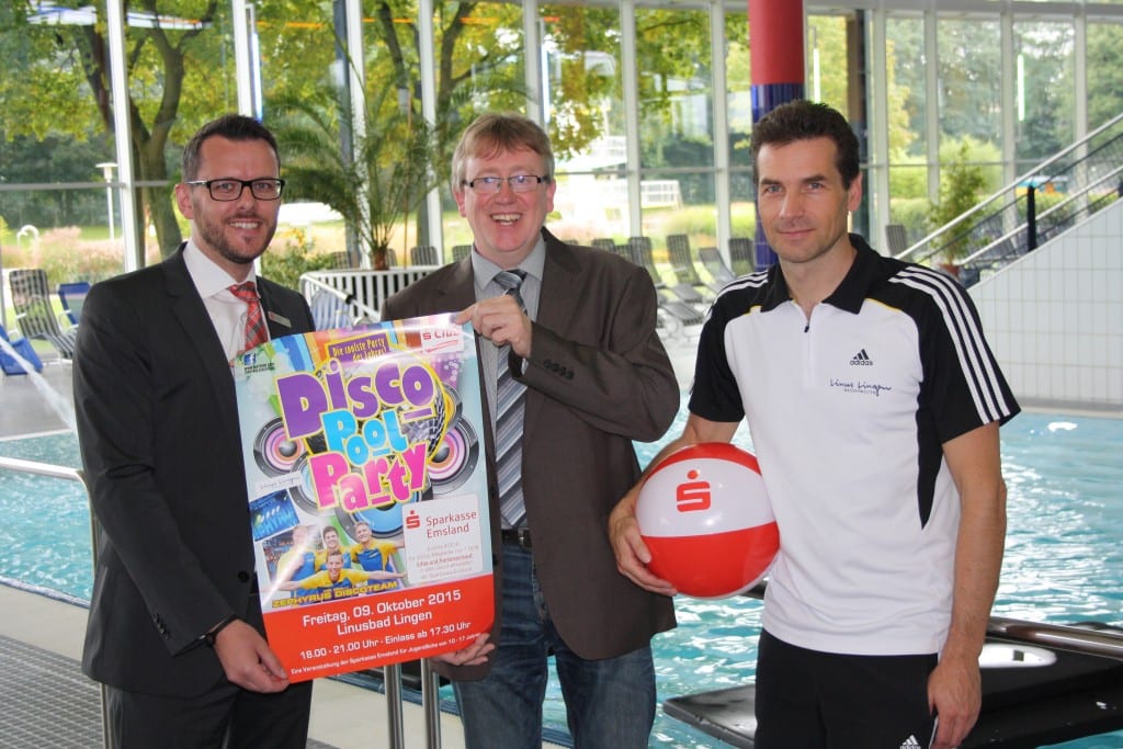 Bild: Christian Niekiel, Unternehmenskommunikation bei der Sparkasse Emsland (li.), Heinz Gossling (Mitte) und Thorsten Bekmann, beide Linus Lingen, freuen sich auf die Poolparty am Freitag, 9. Oktober.