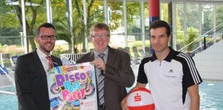 Bild: Christian Niekiel, Unternehmenskommunikation bei der Sparkasse Emsland (li.), Heinz Gossling (Mitte) und Thorsten Bekmann, beide Linus Lingen, freuen sich auf die Poolparty am Freitag, 9. Oktober.