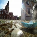 Papierschiffchen im Brunnen vor dem Amtsgericht in Lingen © MK Art