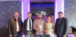 Gratulierten Gazzan (Mitte) und Sabrina Fakih zur erfolgreichen Neueröffnung: (v.l.) Wirtschafts- und Grundstücksausschussvorsitzender Martin Koopmann, Wirtschaftsförderer Dietmar Lager und Ortsbürgermeister Rudolf Holterhues.