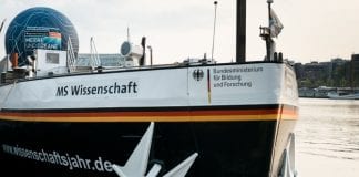 MS Wissenschaft am Alten Hafen in Lingen - Quelle: Ilja Hendel / Wissenschaft im Dialog