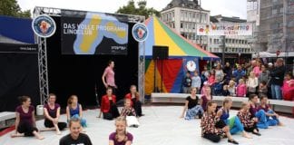 Kinder- und Jugendcircus Linoluckynelli aus Köln auf dem Lingener Marktplatz